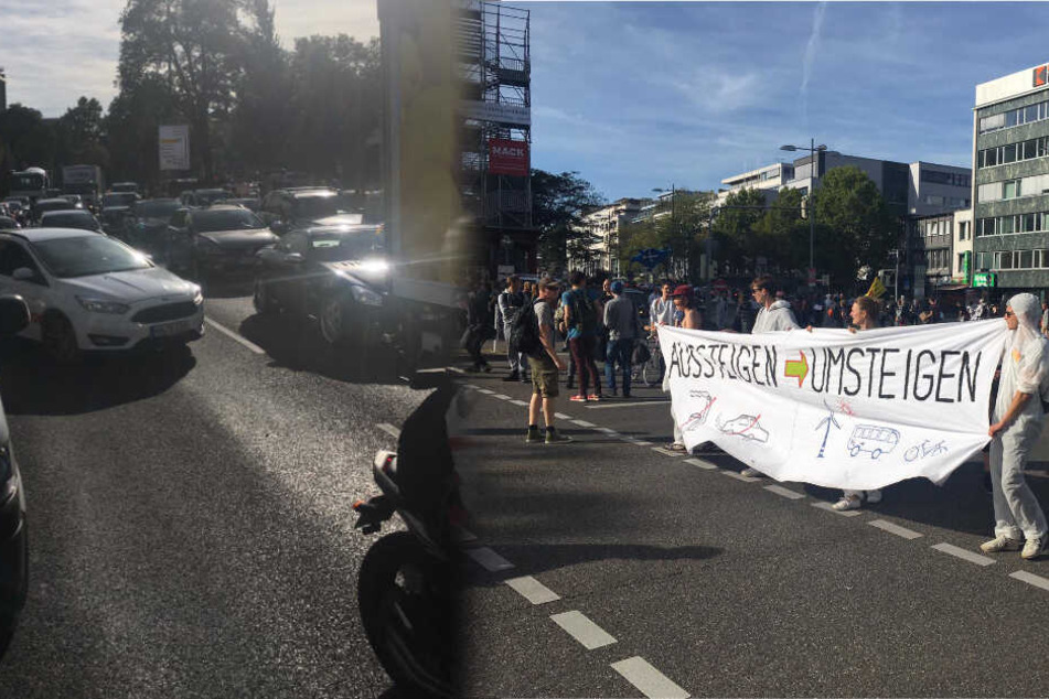 Auf der Theodor-Heuss-Straße (links im Bild) kommt es zu Verkehrsbeeinträchtigungen durch die Straßenblockade. (Fotomontage)