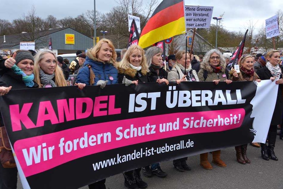 Das "Frauenbündnis Kandel" zog unter dem Motto "Sicherheit für uns und unsere Kinder" von dem Drogeriemarkt in Kandel, in dem Mia getötet wurde zum Marktplatz.