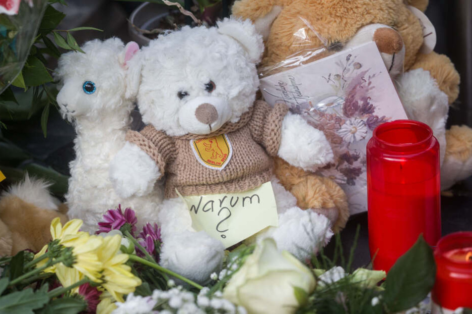 Kuscheltiere erinnern am Unglücksort - dem Gleis 7 des Frankfurter Hauptbahnhofs - an den verstorbenen Jungen.