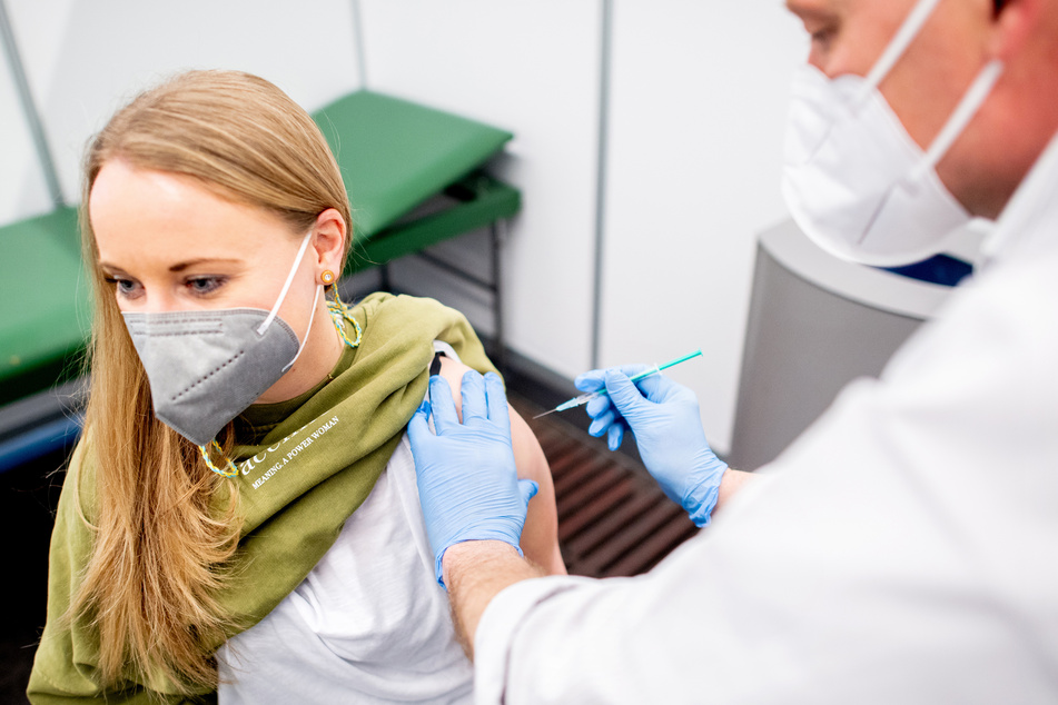 Eine Erzieherin erhält in Bremen ihre Impfung gegen das Coronavirus.