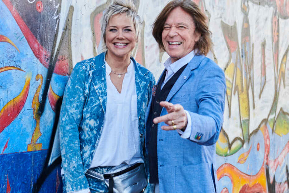 Inka Bause und Jürgen Drews stehen an der East Side Gallery. Drews und Bause warben für ihre für den 03.10. geplante Show “1989 - 2019: 30 Jahre Mauerfall - Die große Feier".