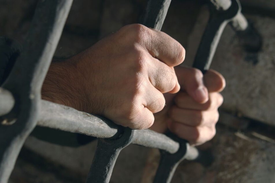 Nun sitzt der 74-Jährige in Untersuchungshaft (Symbolbild).