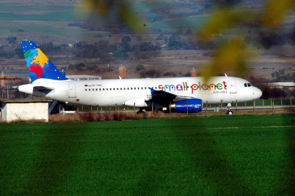Ein "Small Planet Airlines"-Airbus A320 auf einem Flughafen.