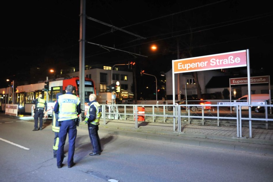 Das Verkehrsunfallaufnahmeteam der Polizei Köln im Einsatz.