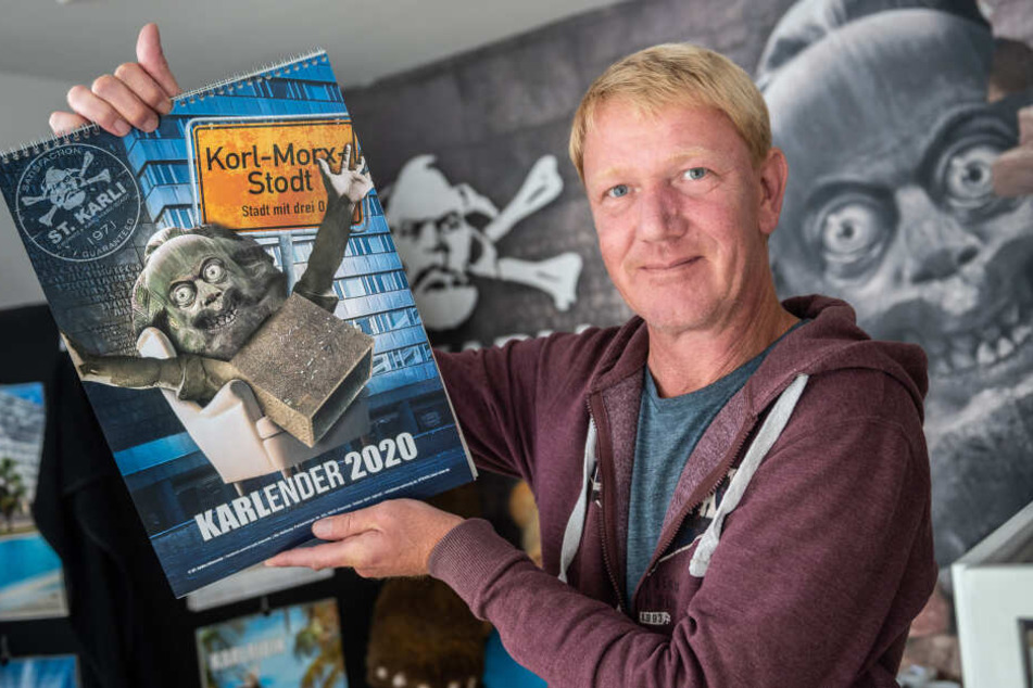 Sven Spirjack (48) zeigt den Kalender 2020, auf dem es St. Karli ganz gemiedlich angehen lässt.