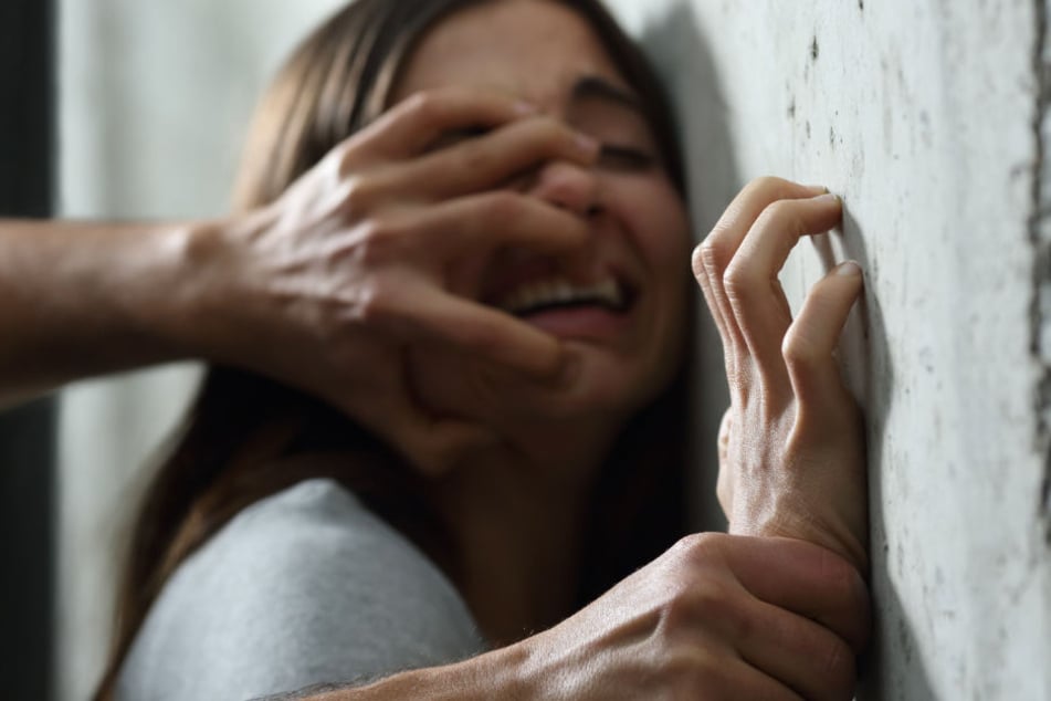 Die Studentin konnte den Mann durch einen Biss in den Hals vertreiben. (Symbolbild)