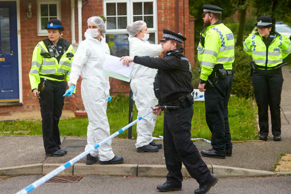 Britische Polizisten und Kriminaltechniker an einem Einsatzort. (Symbolbild)