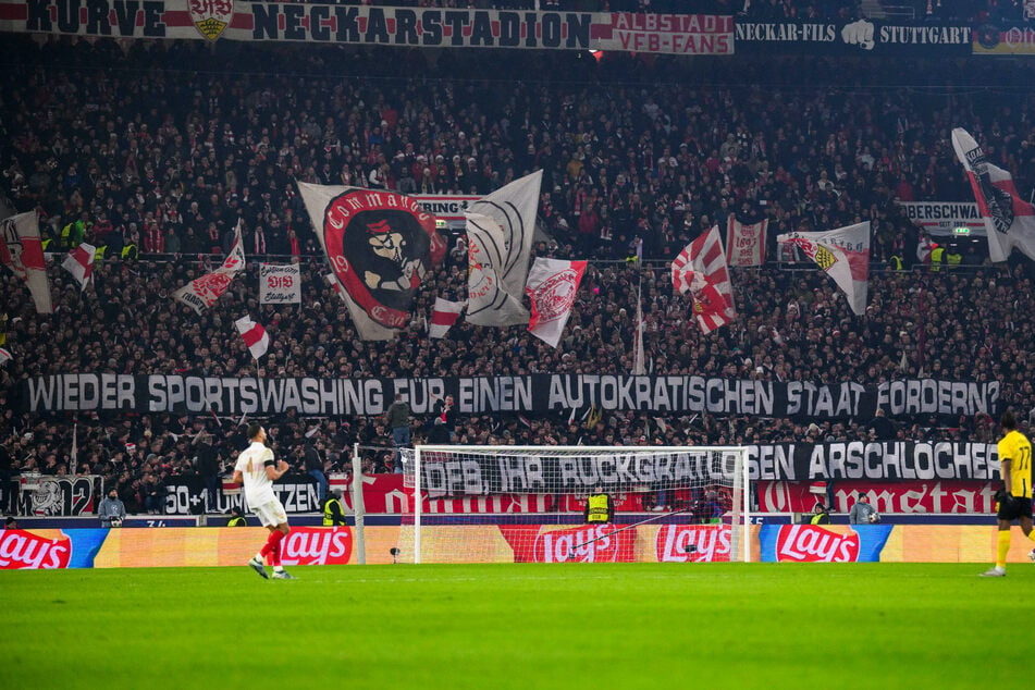 "Wieder Sportswashing für einen autokratischen Staat fördern? DFB, ihr rückgratlosen Arschlöcher": VfB-Anhänger präsentieren ein Anti-DFB-Plakat in der heimischen Cannstatter Kurve.