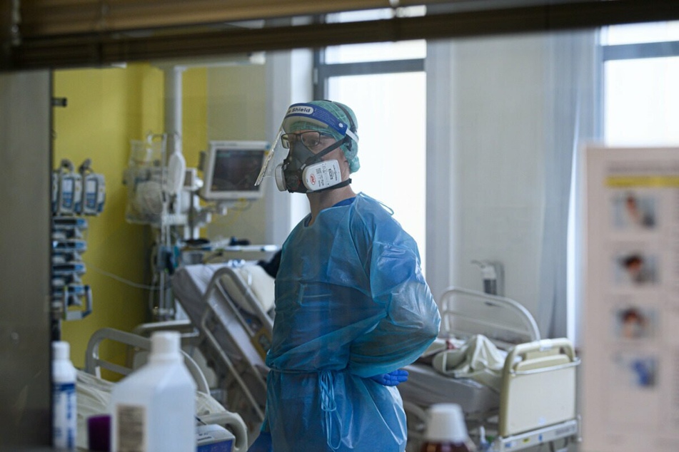 Ein Intensivpfleger ist auf der Covid-19 Intensivstation (ITS) im Städtischen Klinikum Dresden mit der Versorgung von Corona-Patienten beschäftigt.