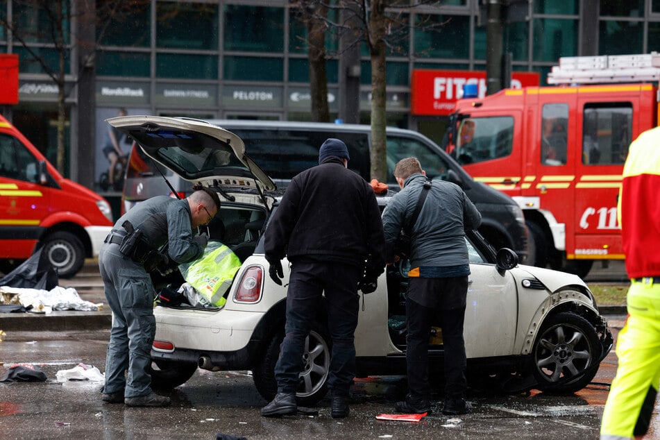 Der mutmaßliche Täter saß in einem weißen Kleinwagen.