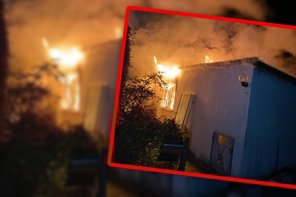 Gartenlaube in Vollbrand: Besitzer versucht noch, Flammen zu löschen