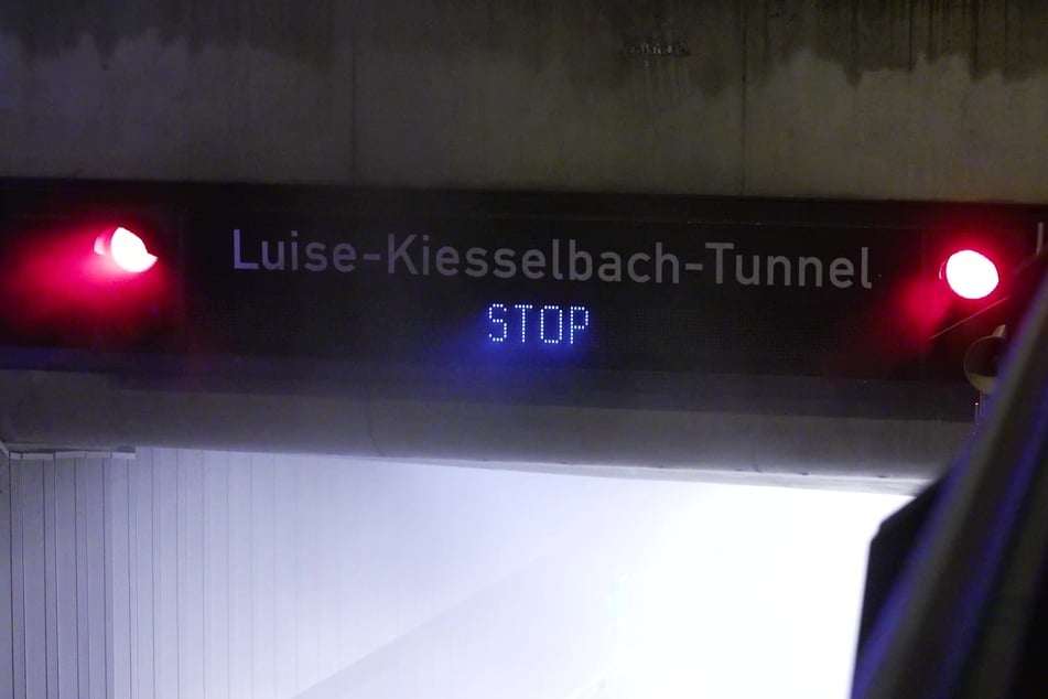 Im Luise-Kiesselbach-Tunnel war ein Auto in Brand geraten.