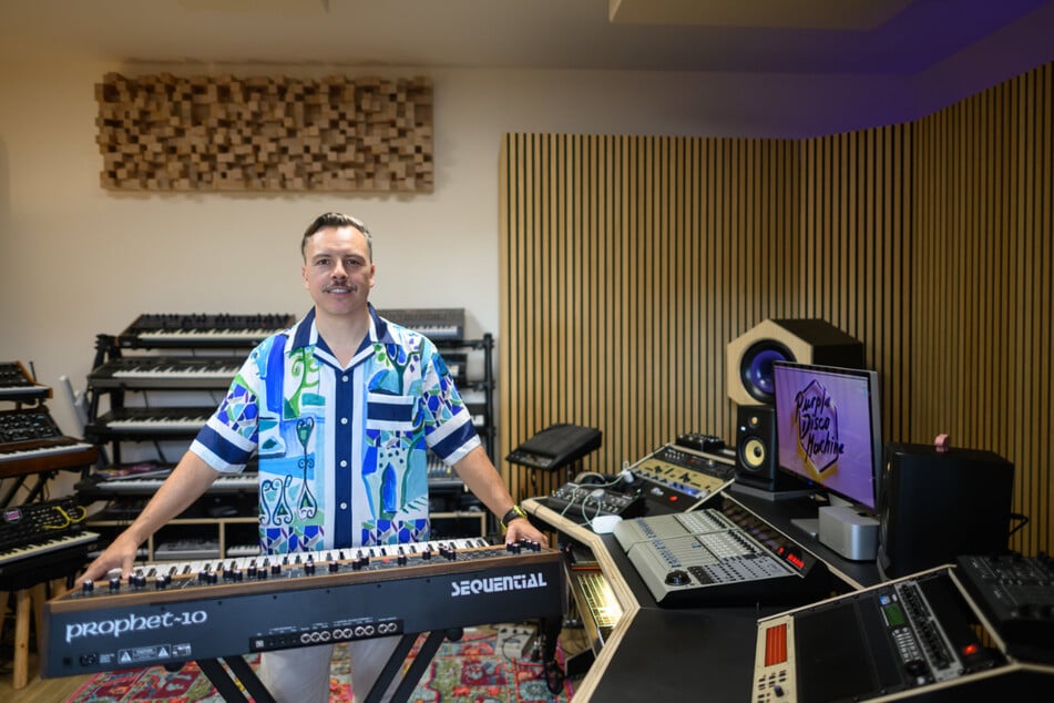 Wenn er nicht gerade auf Tour ist, arbeitet der Dresdner im Studio an neuen Hits.