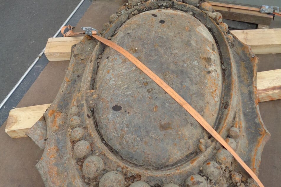 Dieses Gusseisen-Relief der alten Carolabrücke schlummerte im Elbschlamm.