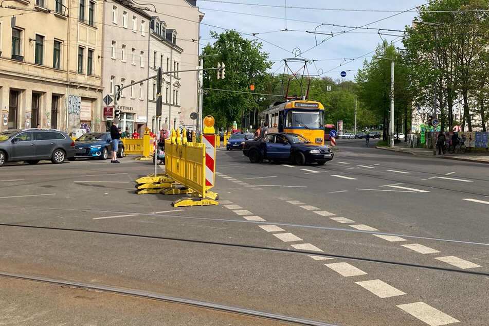 Tram und Auto kollidieren: Eine Verletzte bei Unfall in Leipzig
