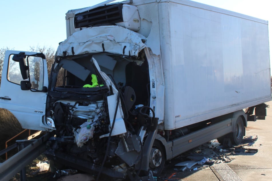 Unfall A9: Lkw-Fahrer stirbt nach Auffahrunfall: A9 Richtung Berlin über vier Stunden dicht