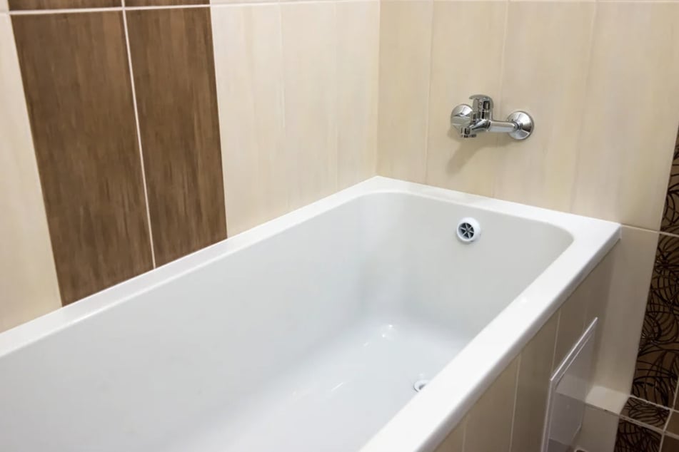 Der Rentner hatte sich nicht mehr eigenständig aus der Badewanne befreien können. (Symbolfoto)