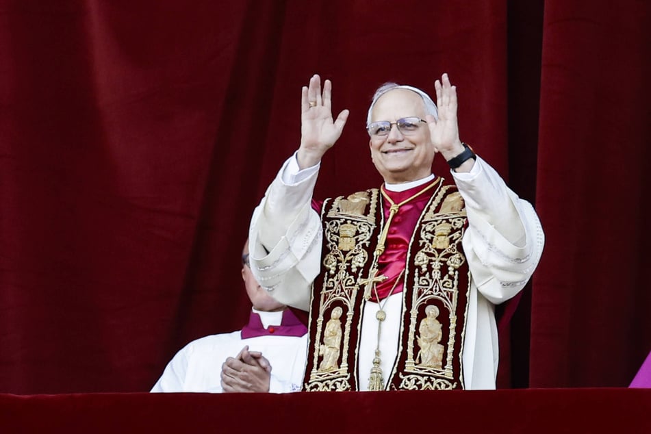 Unter tosendem Jubel trat Robert F. Prevost (69) als neuer Papst Leo XIV. auf den Balkon des Petersdoms.