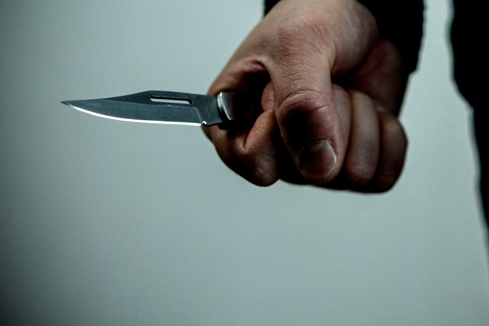 Als der Eigentümer (57) auf den mutmaßlichen Einbrecher (55) traf, zückte dieser plötzlich ein Messer. Der 57-Jährige erlitt eine Schnittwunde. (Symbolbild)
