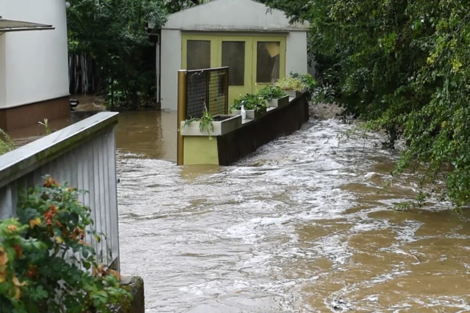 Die Aufnahme dokumentiert Überschwemmungen nach einem Unwetter in Kelkheim am gestrigen Freitag.