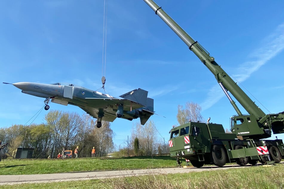Für den ausrangierten Kampfjet ging es vom NATO-Flugplatz Zell in Neuburg an der Donau in die Wilhelm-Frankl-Kaserne.