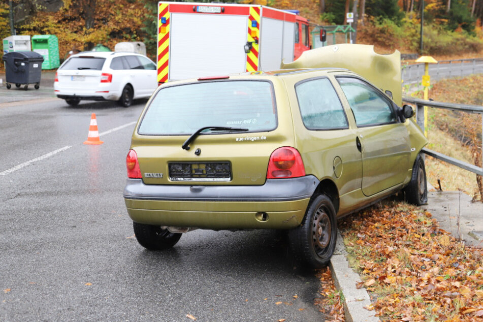 Renault kommt von der Straße ab und kracht gegen Geländer: Doch wer ist der Fahrer?