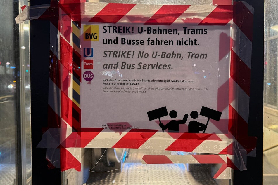 Am U-Bahnhof Hermannplatz steht man vor verschlossenen Türen: Der Warnstreik dauert noch bis Freitagmorgen an.