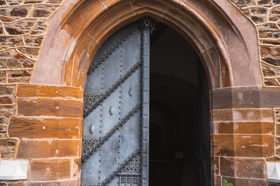 Der Eingang in die St.-Wolfgangskirche, dem Wahrzeichen der Stadt.