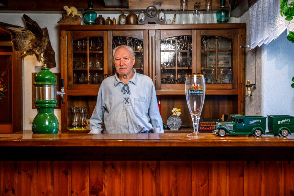 Werner Schulze möchte mindestens noch bis zu seinem 90. Geburtstag hinterm Tresen stehen. Er sagt schmunzelnd: "Das musste ich meinen Stammgästen versprechen."