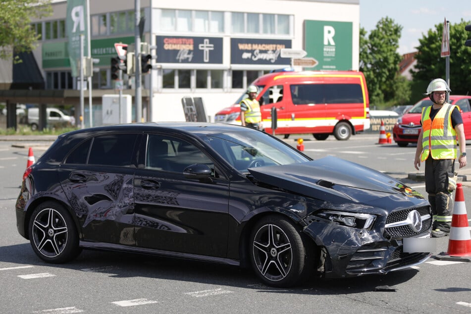 Folgenschwerer Unfall: Am Mercedes hat der Zusammenstoß mit dem Polizeiauto deutliche Spuren hinterlassen.
