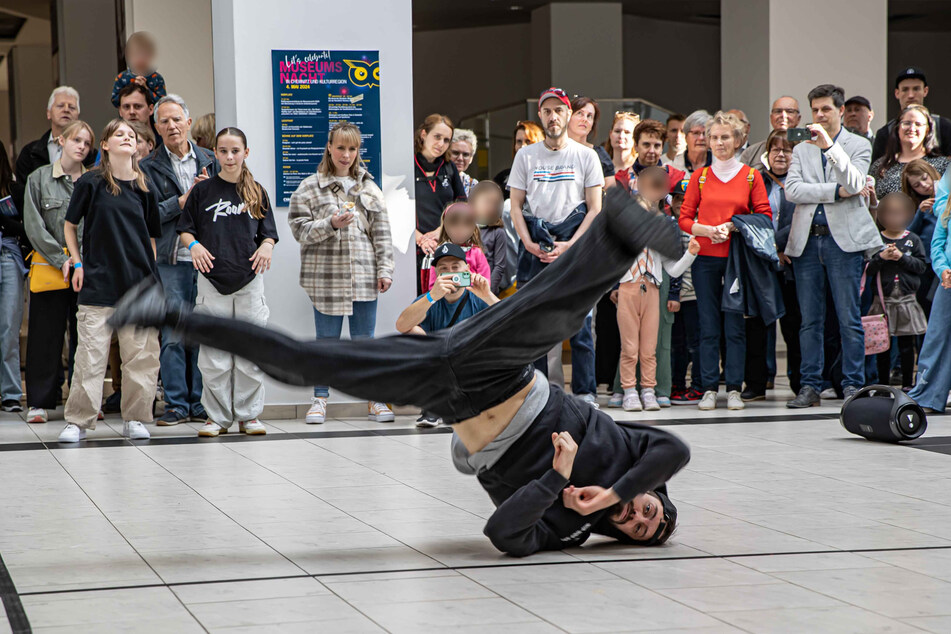 Mit einer Breakdance-Performance von Dennis "Denzko" Weyreder am Tietz-Vorplatz wurde die Museumsnacht eröffnet.