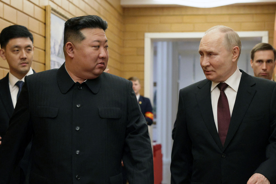 The US government has said that Russian President Vladimir Putin's (r.) visit to North Korea is cause for great concern.