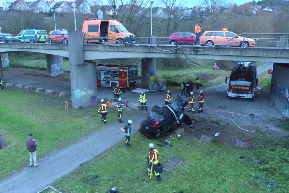 Heftiger Aufprall mit Folgen! Die Insassen des verunglückten Wagens wurden allesamt schwer verletzt.