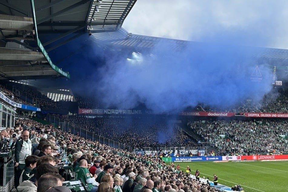Die HSV-Fans sorgen nach Anpfiff für ein bisschen Nebel im Weserstadion.