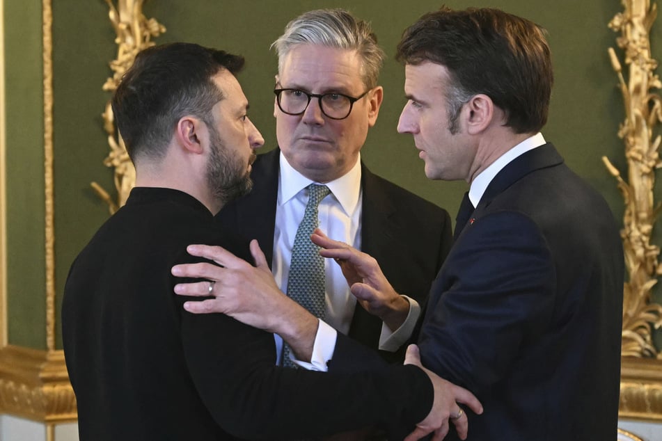 Der britische Premier Sir Keir Starmer (62, M), der ukrainische Präsident Wolodymyr Selenskyj (47, l) und der französische Präsident Emmanuel Macron (47) unterhalten sich während des Gipfeltreffens der europäischen Staats- und Regierungschefs zur Lage der Ukraine.