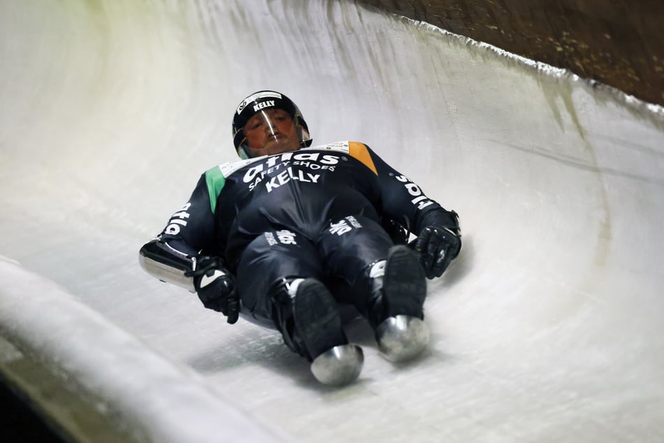 So wie hier Joey Kelly (51) 2022 rasen auch in diesem Jahr wieder zahlreiche Promis auf Wok-Schüsseln den Winterberger Eiskanal hinunter. (Archivbild)