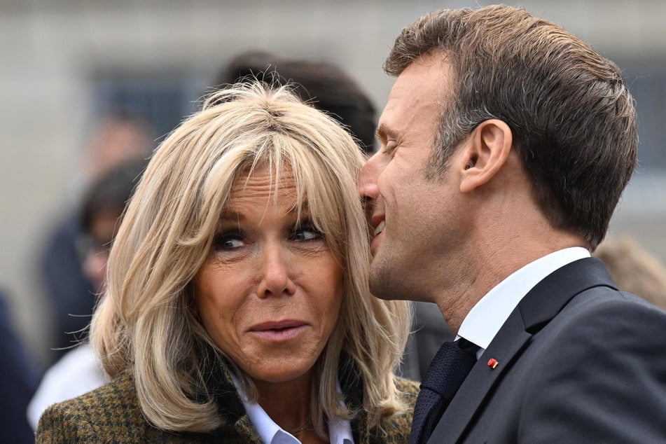 Das Vorzeige-Präsidentenpaar um Emmanuel und Brigitte Macron zeigt sich in der Öffentlichkeit gerne in Kuschellaune.