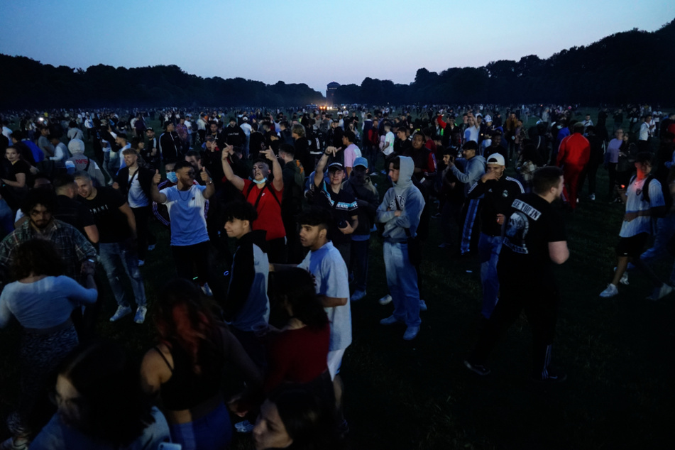 Zu Spitzenzeiten waren etwa 2500 Menschen im Stadtpark am Feiern.