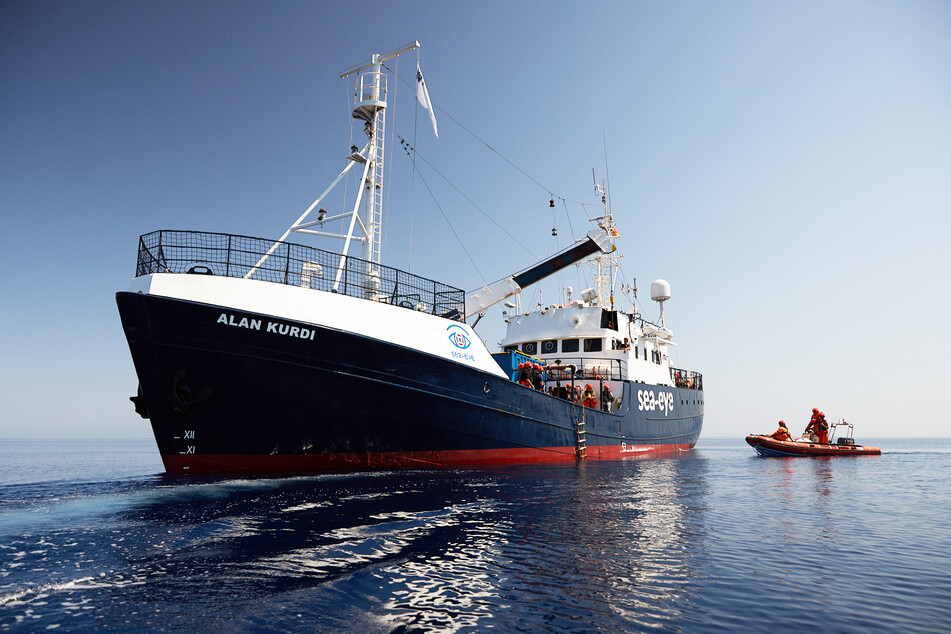 Auf dem blockierten deutschen Rettungsschiff "Alan Kurdi" vor Sizilien verzweifelten die Migranten zunehmend. Nun durften sie das Schiff verlassen.