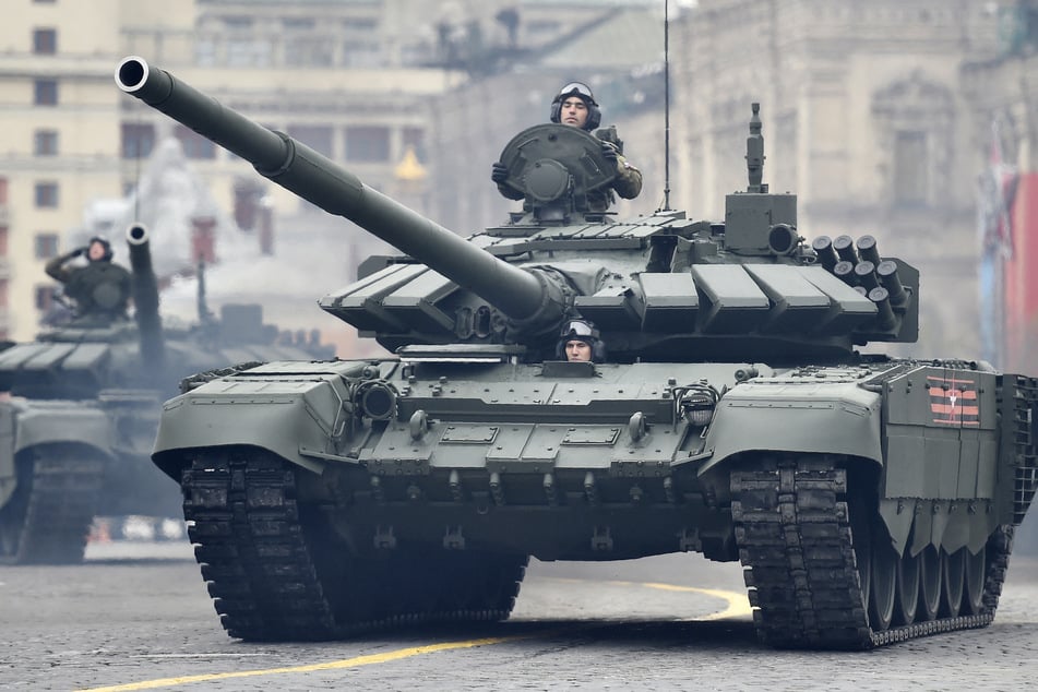 Russische Kampfpanzer vom Typ T-72B3 fahren während einer Militärparade zum Tag des Sieges in Moskau über den Roten Platz. (Archivild)