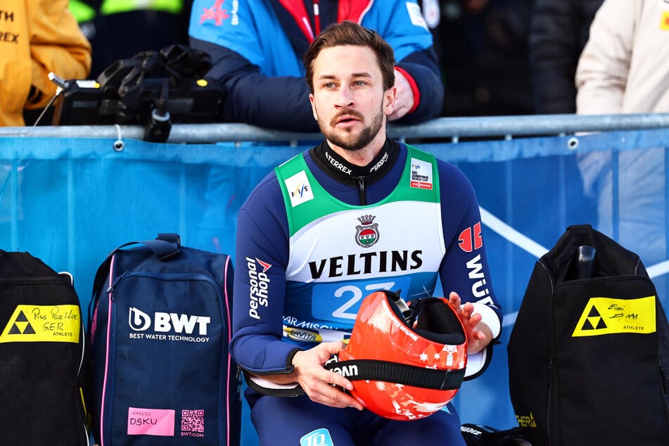 Ein Gastspiel in Garmisch - und dann wieder raus aus dem Kader. Markus Eisenbichler (33) erlebt ein Auf und Ab der Gefühle. Auf der Schanze seines größten Triumphs darf er nicht antreten.