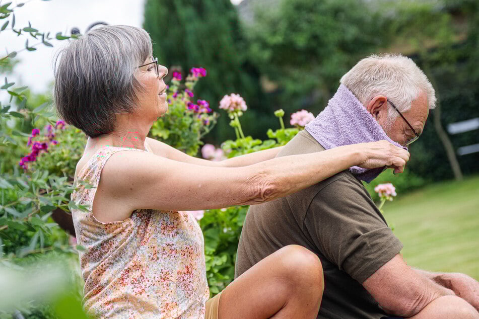 Gerade ältere Menschen leiden unter der brütenden Hitze im Sommer. (Symbolfoto)