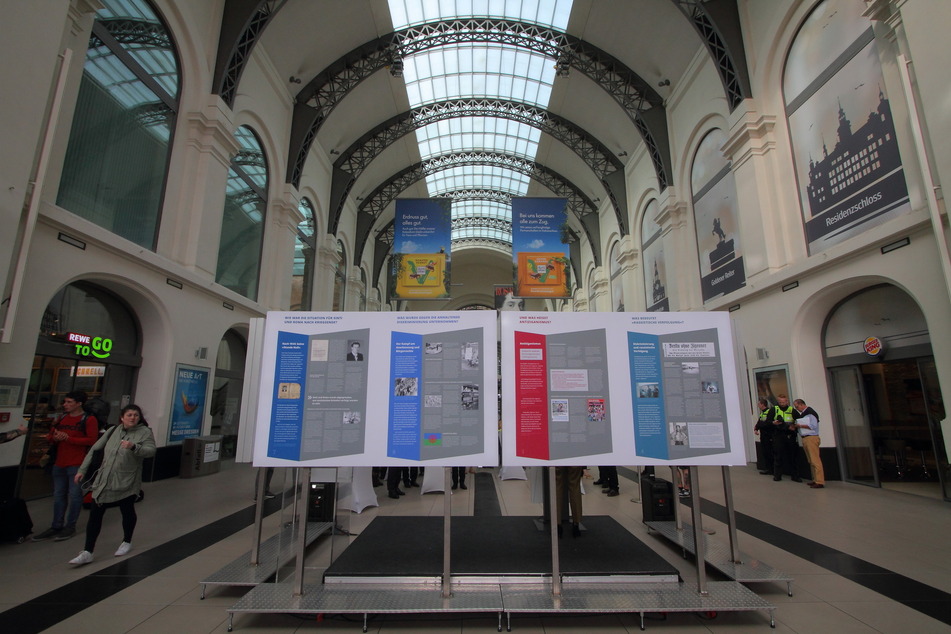 Bis zum 8. Oktober ist die Ausstellung "HinterFragen" im Hauptbahnhof zu sehen.