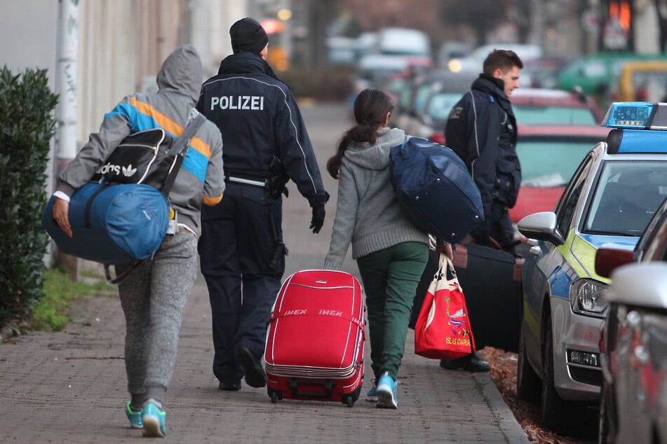 Polizisten holen abgelehnte Asylbewerber in Leipzig ab zum Transport zum Flughafen. (Archivbild)
