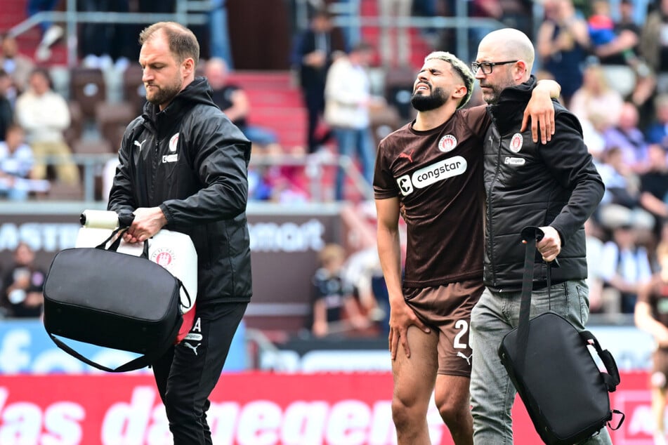 Elias Saad (24, M) verletzte sich beim Warmmachen und musste gestützt von Teamarzt in die Kabine gebracht werden.