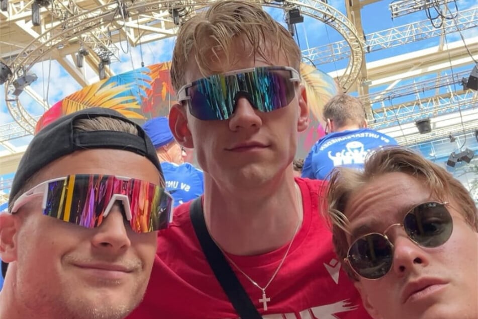So feiert man Aufstieg! Moritz Hannemann (28, l.) begießt den Triumph mit seinen Teamkollegen im Megapark und dicken Sonnenbrillen.