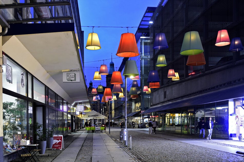 Ähnliche Lichtinstallationen befinden sich unter anderem in der Straße Am Rathaus.