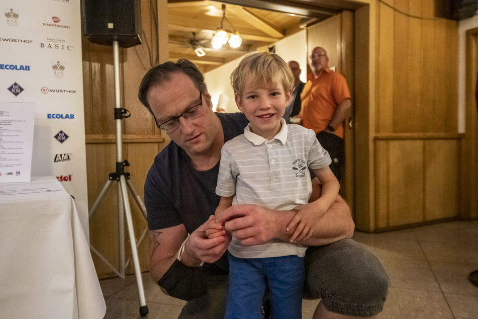 Daniel Weiß (41) mit seinem Sohn Emilian (5). Das Kind stand im Mittelpunkt des kulinarischen Abends.