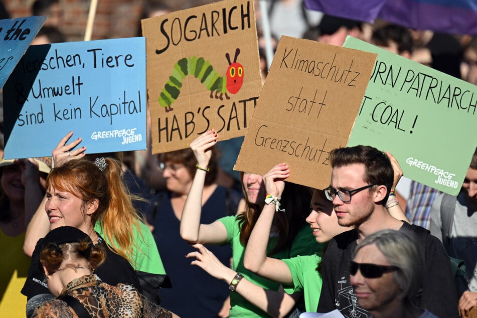 Allein in Köln sind laut Veranstalter rund 3000 Menschen am Freitag auf die Straße gegangen, um für mehr Klimaschutz zu demonstrieren.