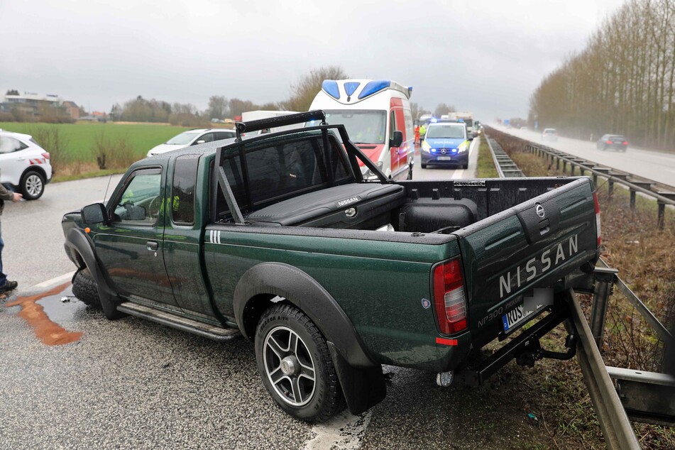 Der Pickup war beim Auffahren auf die A19 in den Mondeo gekracht.